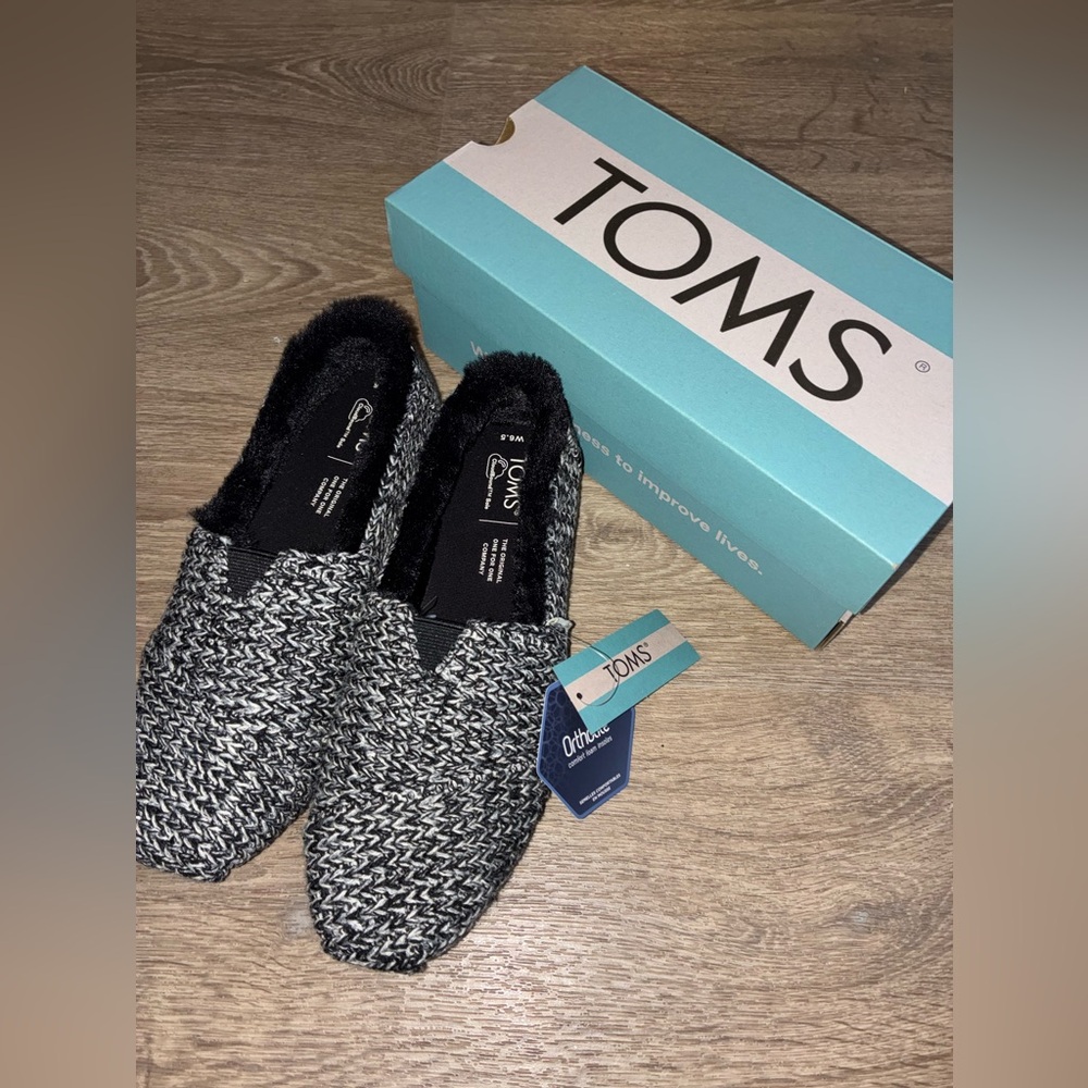 TOMS Women's Flat Black Multi Sweater Knit Faux Fur Lined Slip On Size 6.5